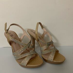 De Blossom Collection Shoes Nude
Sparkle Heels Color: Cream/Gold